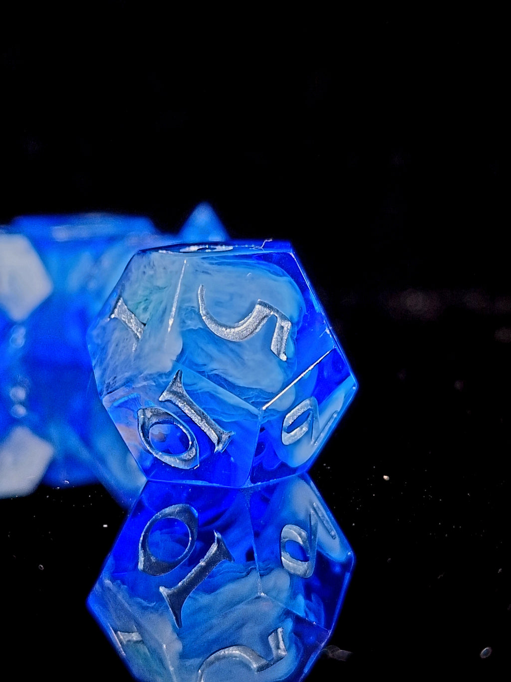 Art & Dice Bundle – Limited Linocut Print + Polyhedral Dice Set "Oracle of the blue Sky"