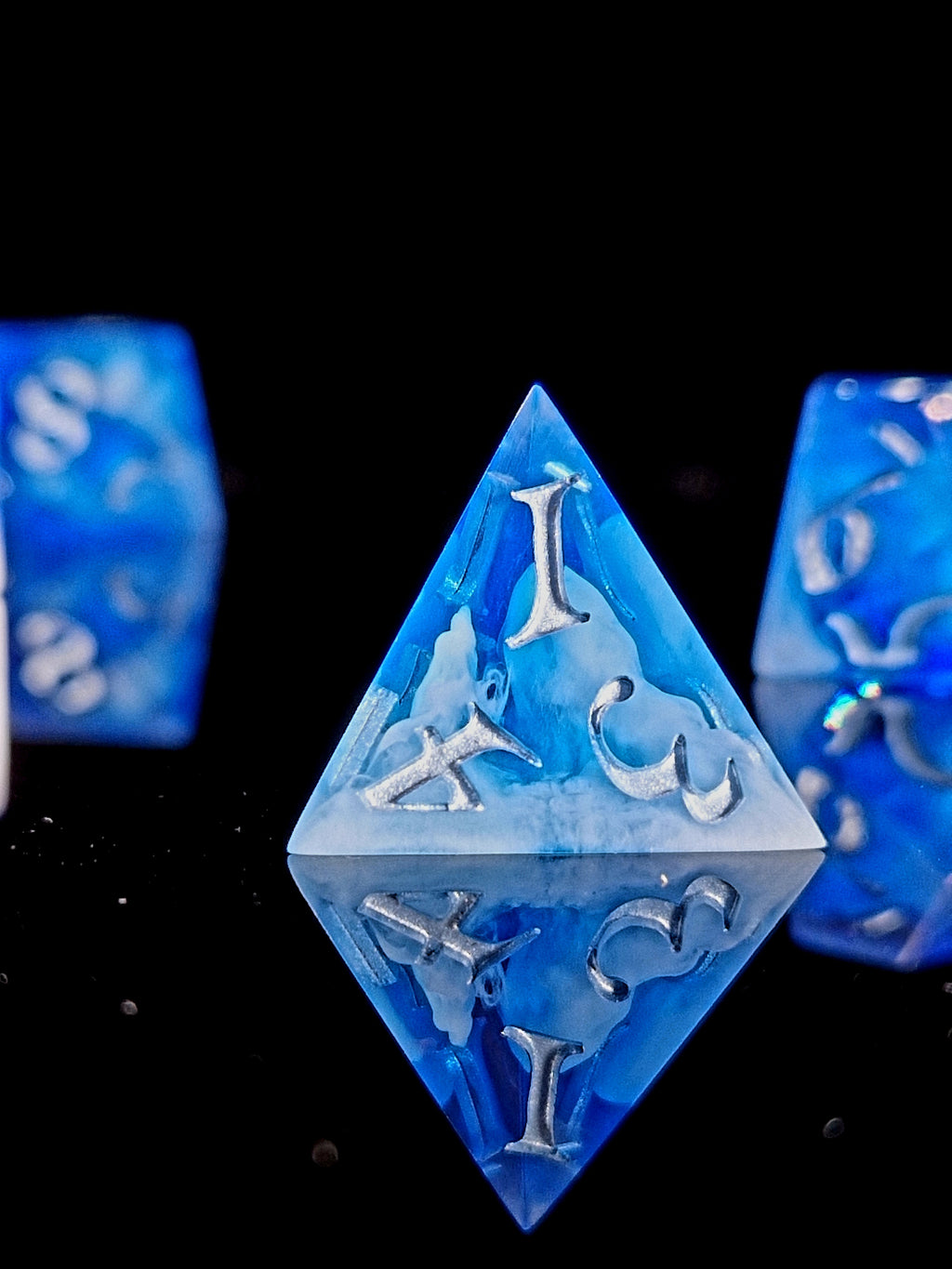 Art & Dice Bundle – Limited Linocut Print + Polyhedral Dice Set "Oracle of the blue Sky"