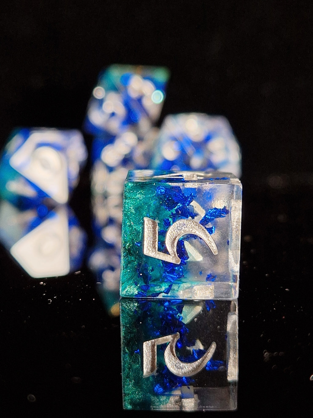 Art & Dice Bundle – Limited Linocut + Polyhedral Dice Set "Deepwater Prism"